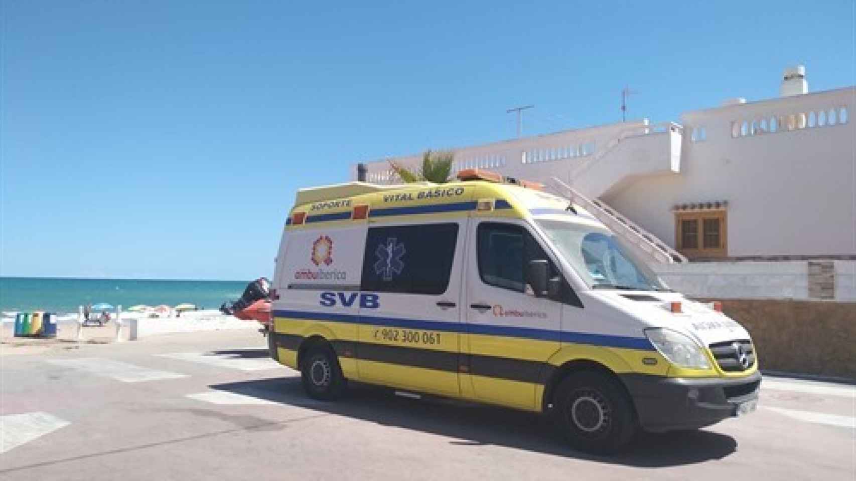 Los servicios de emergencias en una playa de Valencia.