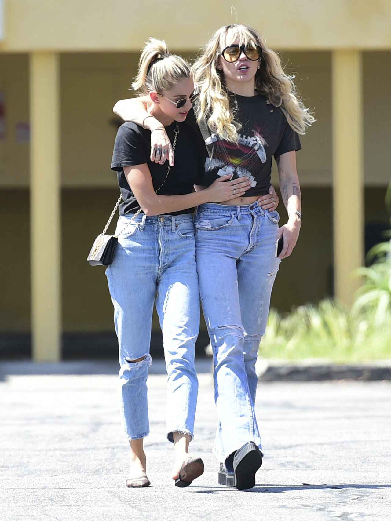 Miley Cyrus y Kaitlynn Carter comenzaron a salir hace dos meses.