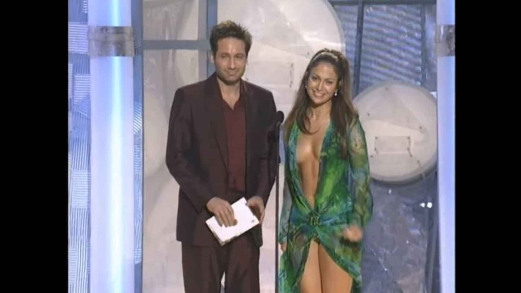 David Duchovny y Jennifer Lopez en los GRAMMY del año 2000.