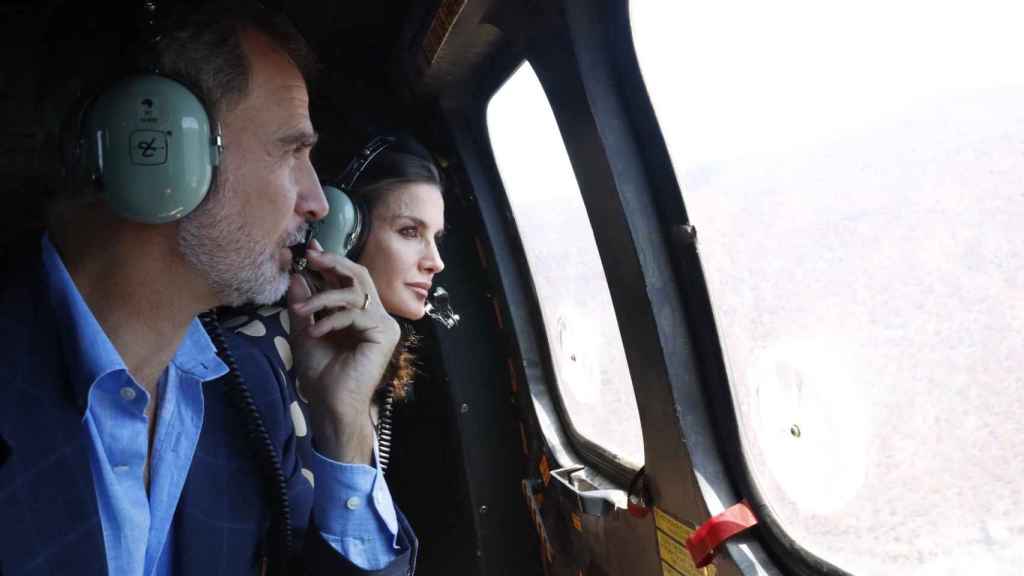 El rey Felipe y la reina Letizia, a bordo del helicóptero que ha sobrevolado las zonas incendiadas en Gran Canaria.