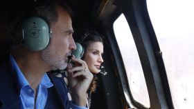El rey Felipe y la reina Letizia, a bordo del helicóptero que ha sobrevolado las zonas incendiadas en Gran Canaria.