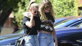 Miley Cyrus y Kaitlynn Carter en Los Ángeles.