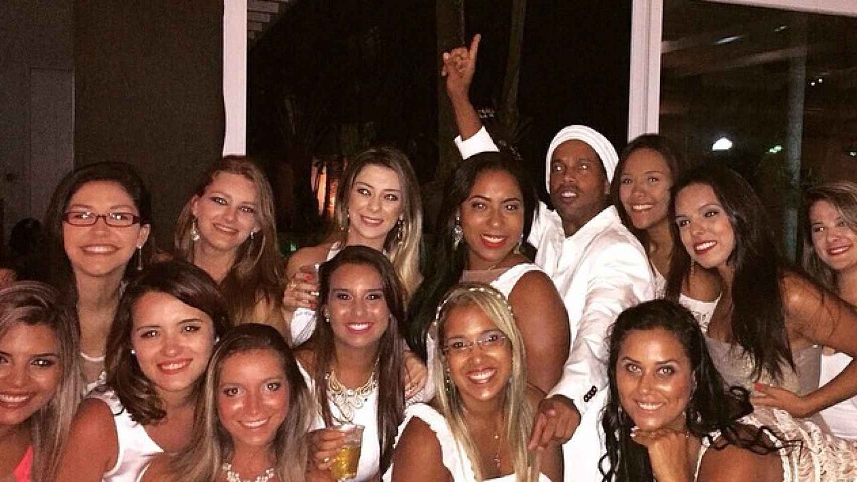 Ronaldinho felicita el año rodeado de mujeres. Foto: Instagram (@ronaldinho)