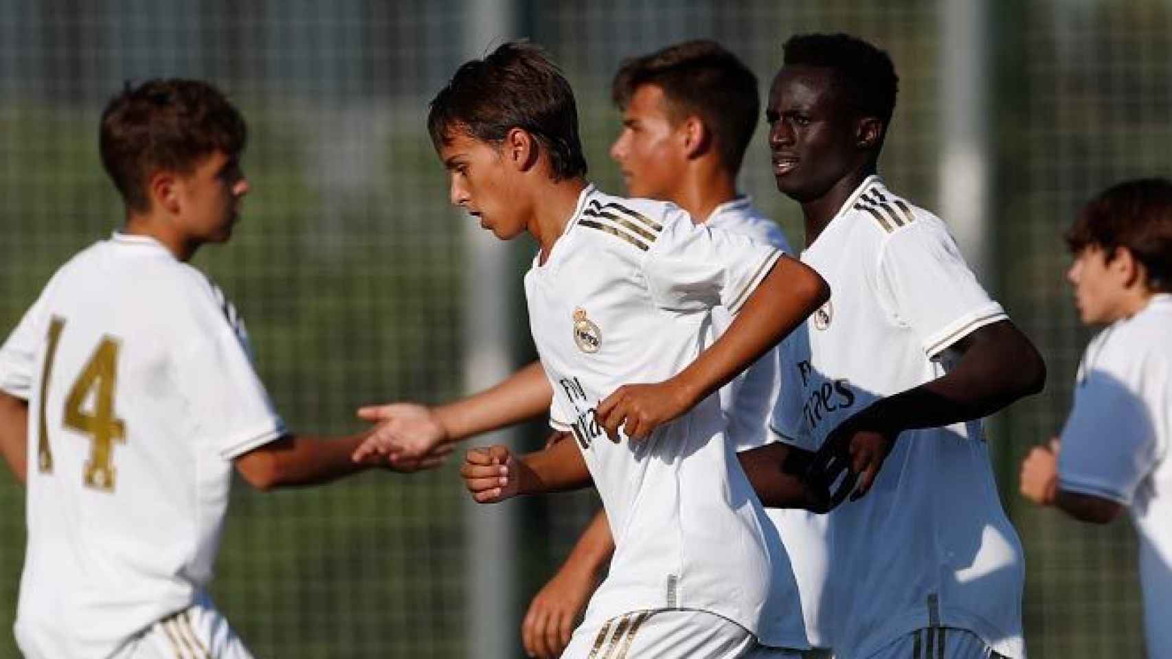 Los jugadores del Cadete B del Real Madrid celebran un gol en la 2019/2020
