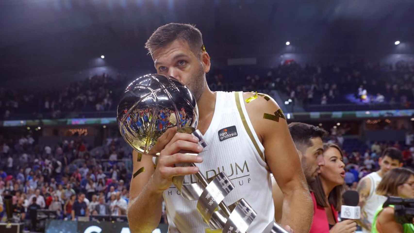 Felipe Reyes con la Supercopa ACB.
