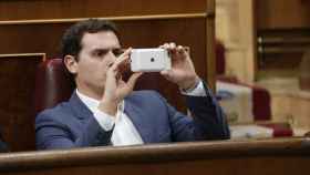 Albert Rivera con su teléfono móvil en el Congreso de los Diputados.
