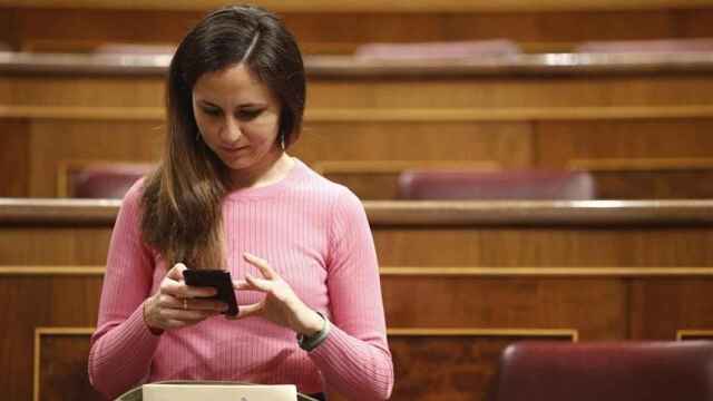 Ione Belarra, la portavoz de Unidas Podemos en el Congreso de los Diputados, consulta su teléfono en una imagen de archivo.