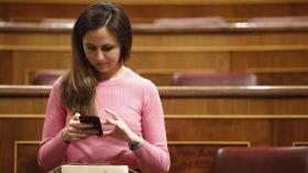La ministra Ione Belarra consulta su teléfono en una imagen de archivo.