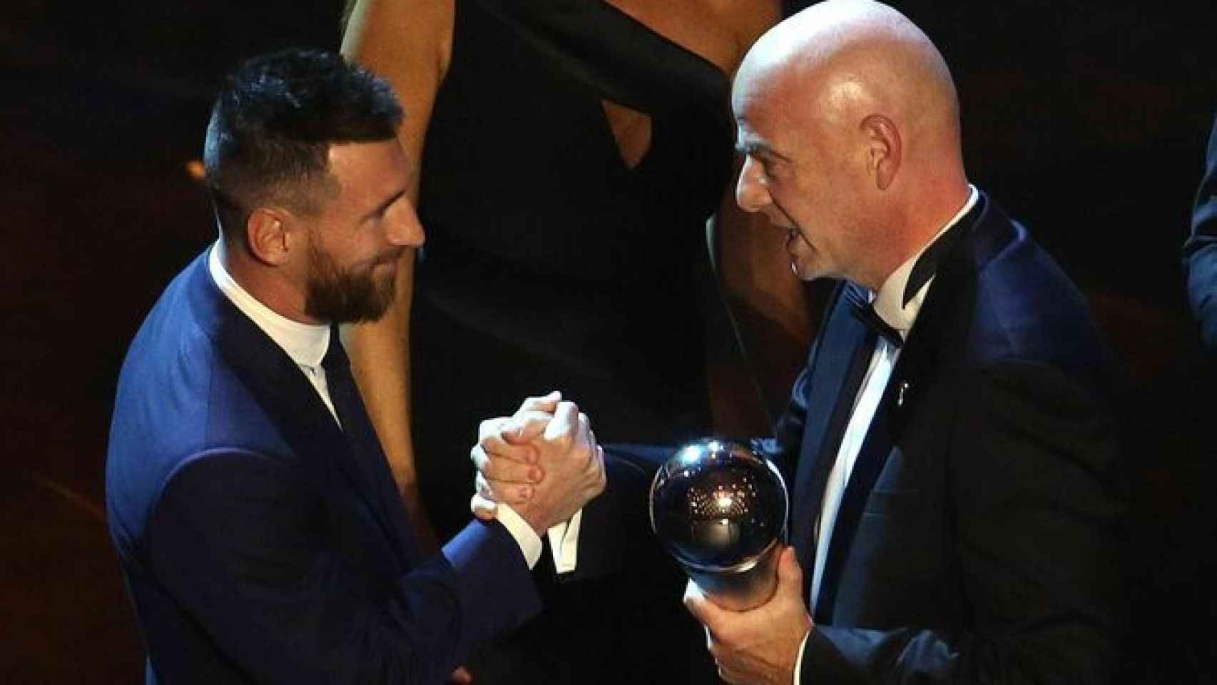 Messi recoge el premio The Best 2019 de la mano de Infantino (presidente de la FIFA).