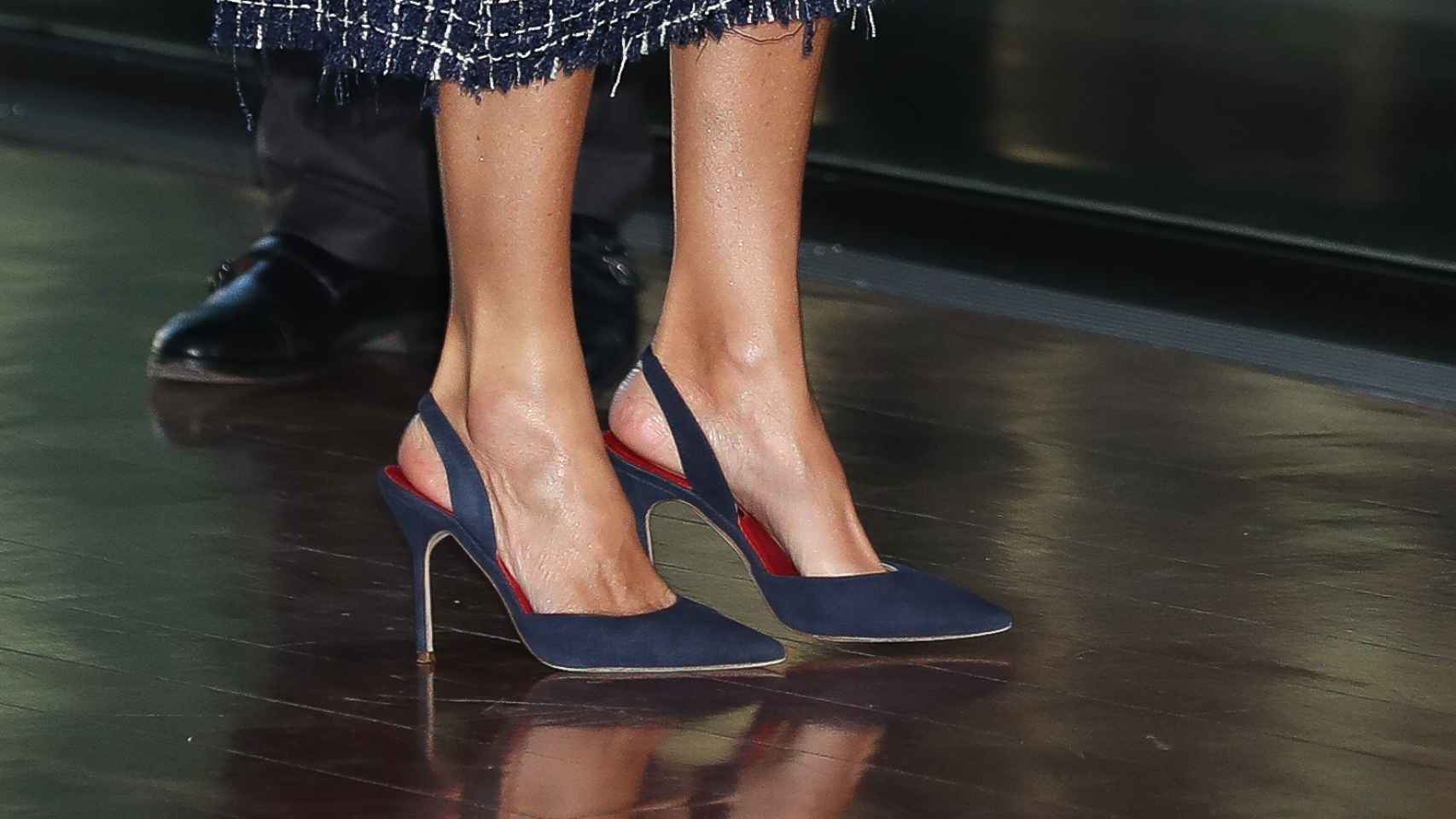 Los zapatos reciclados de Carolina Herrera que luce la Reina.