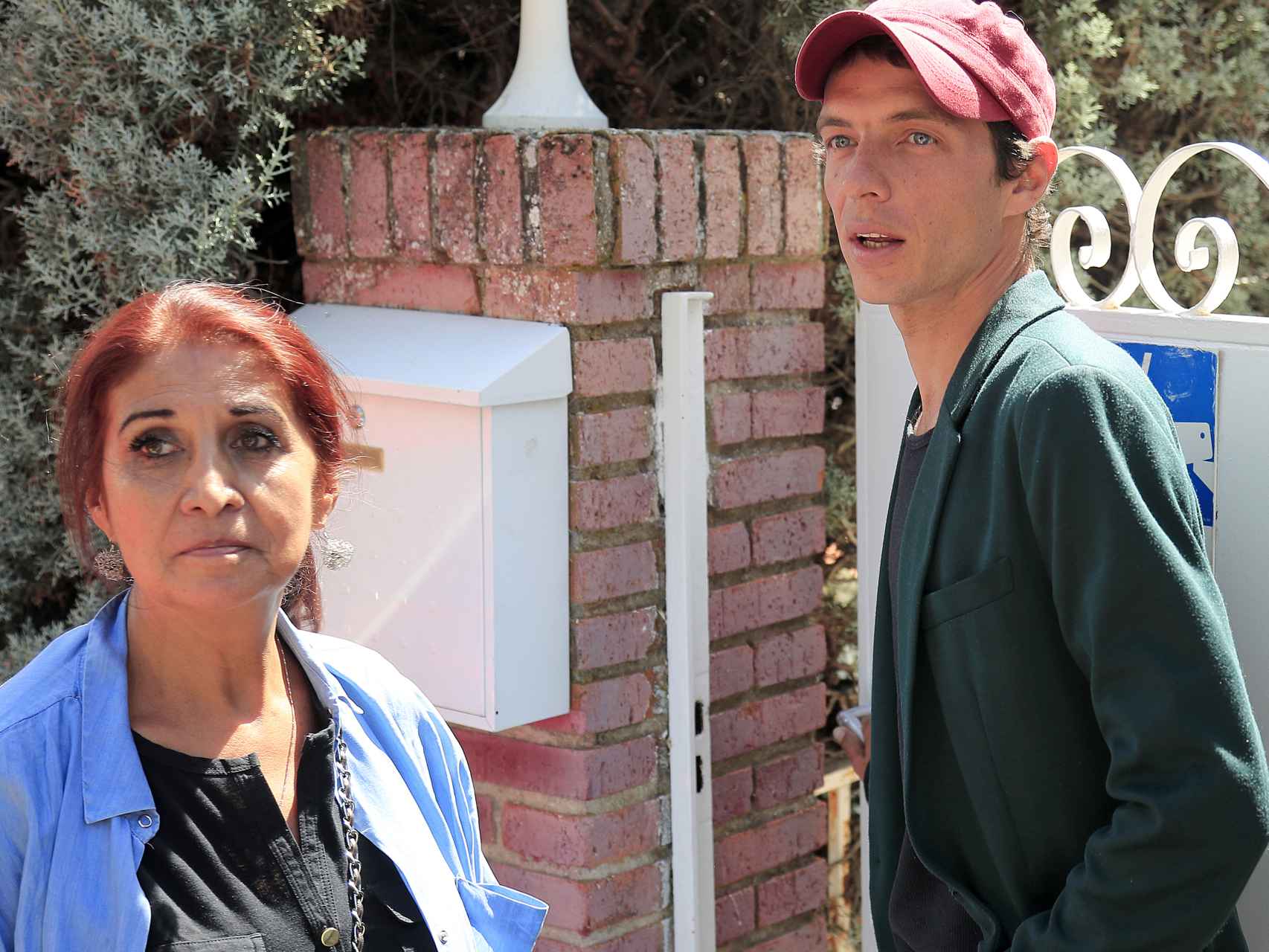 'Camilín' y su madre, Lourdes Ornelas, a las puertas de la casa del cantante.