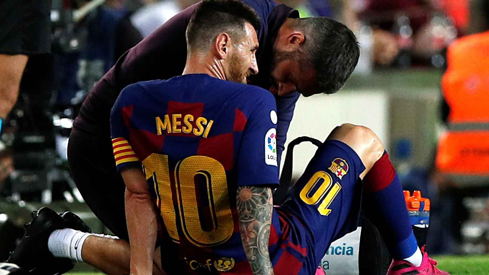Messi es atendido durante el Barcelona - Villarreal en el Camp Nou