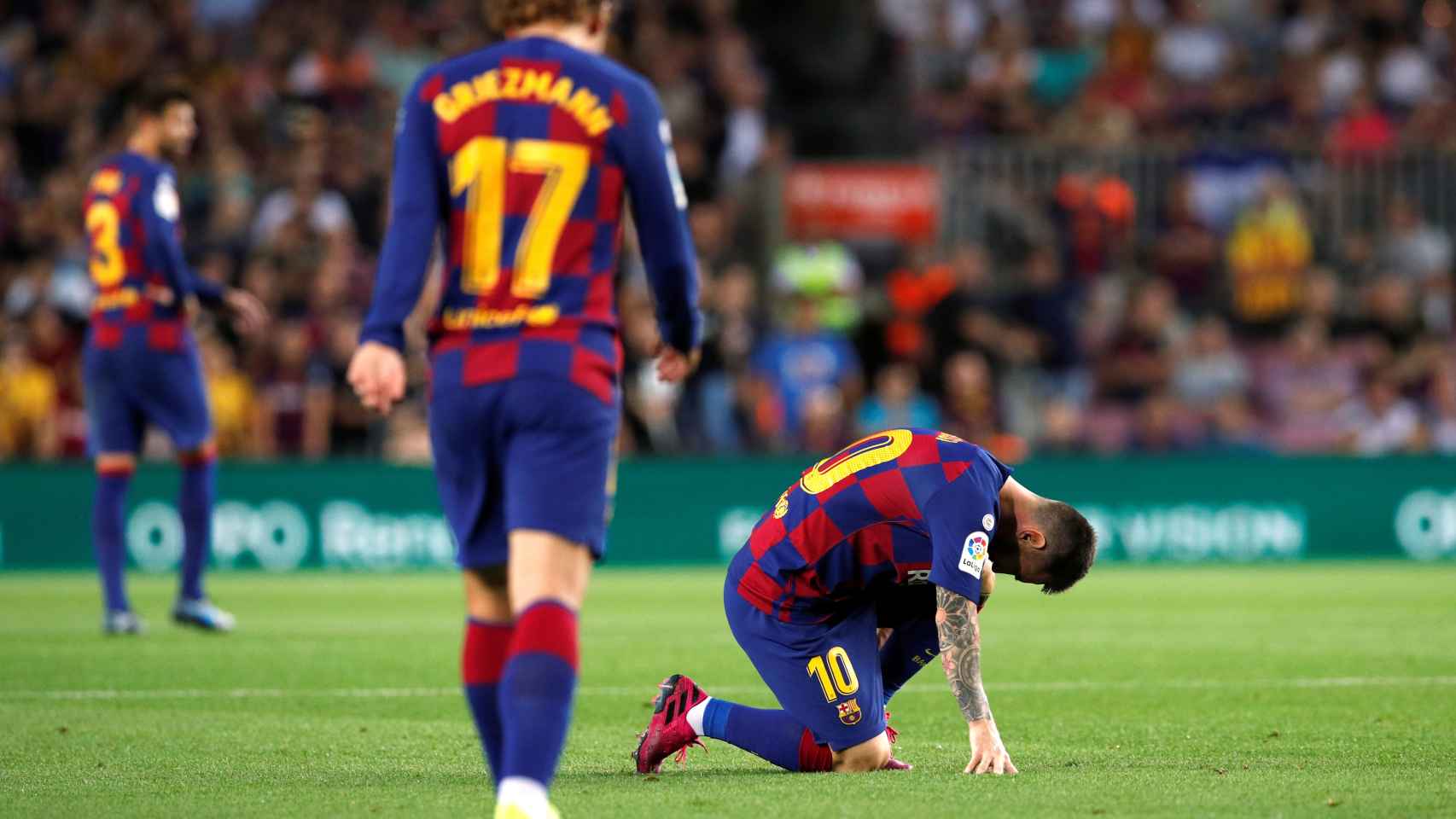 Messi se duele durante el Barcelona - Villarreal