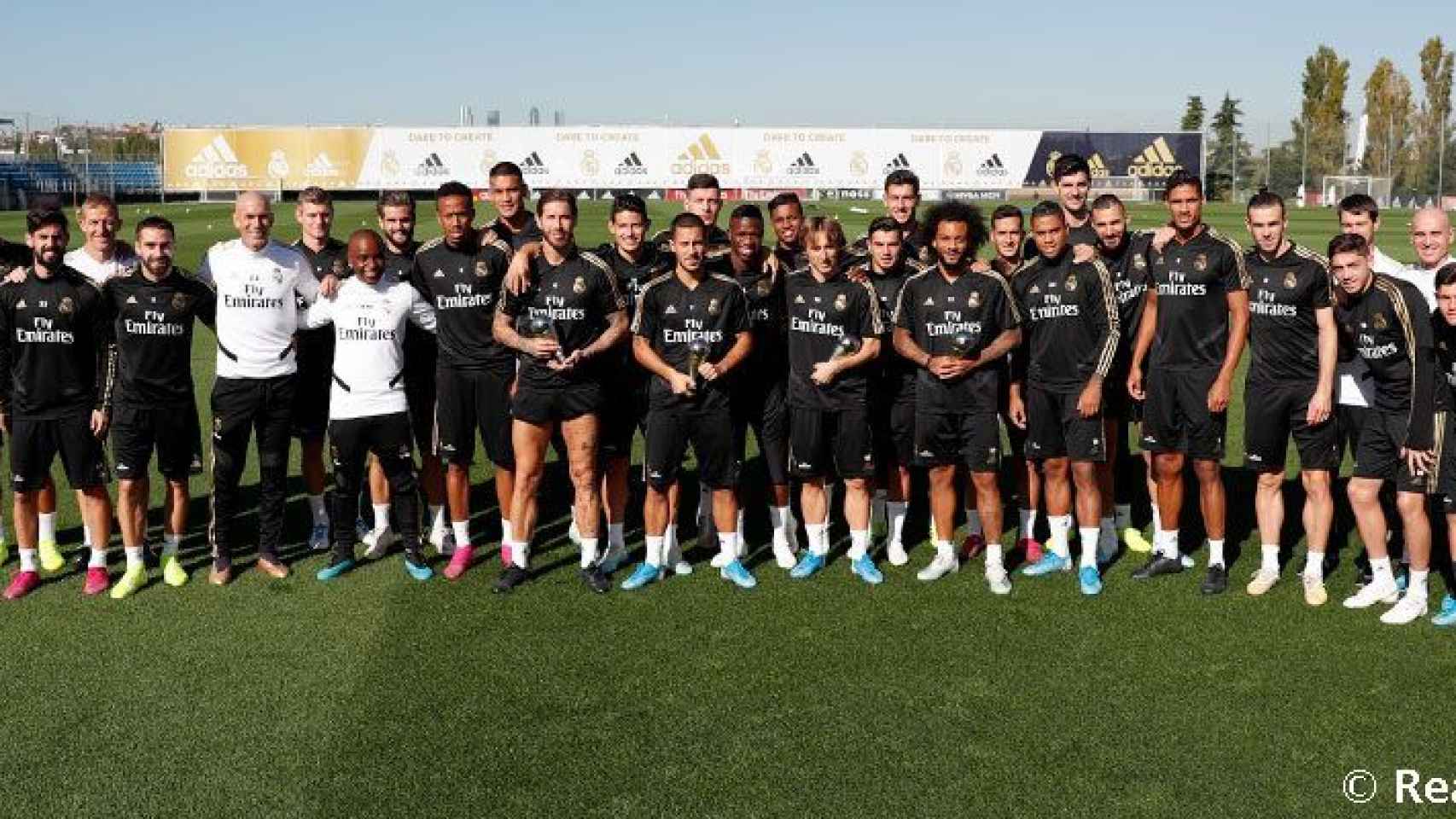El Real Madrid con los premios 'The Best' en un entrenamiento. Foto (realmadrid.com)