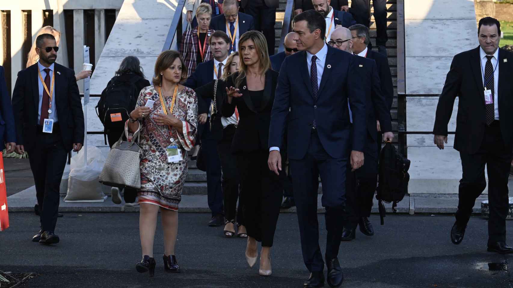 Pedro Sánchez, junto a su esposa, Begoña Gómez, y miembros de su equipo en Nueva York (EEUU).