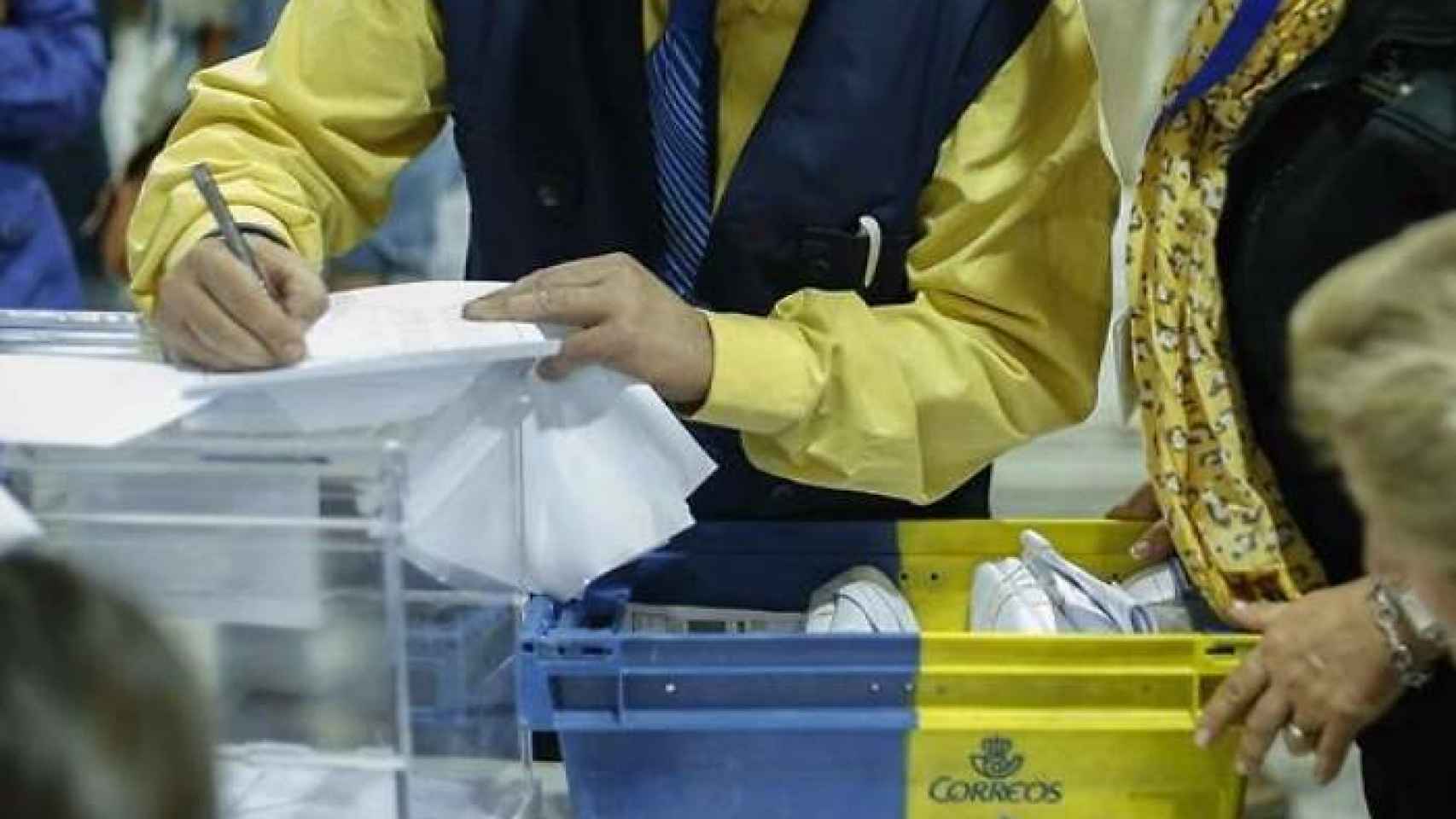 Un trabajador de Correos lleva los votos a una mesa electoral