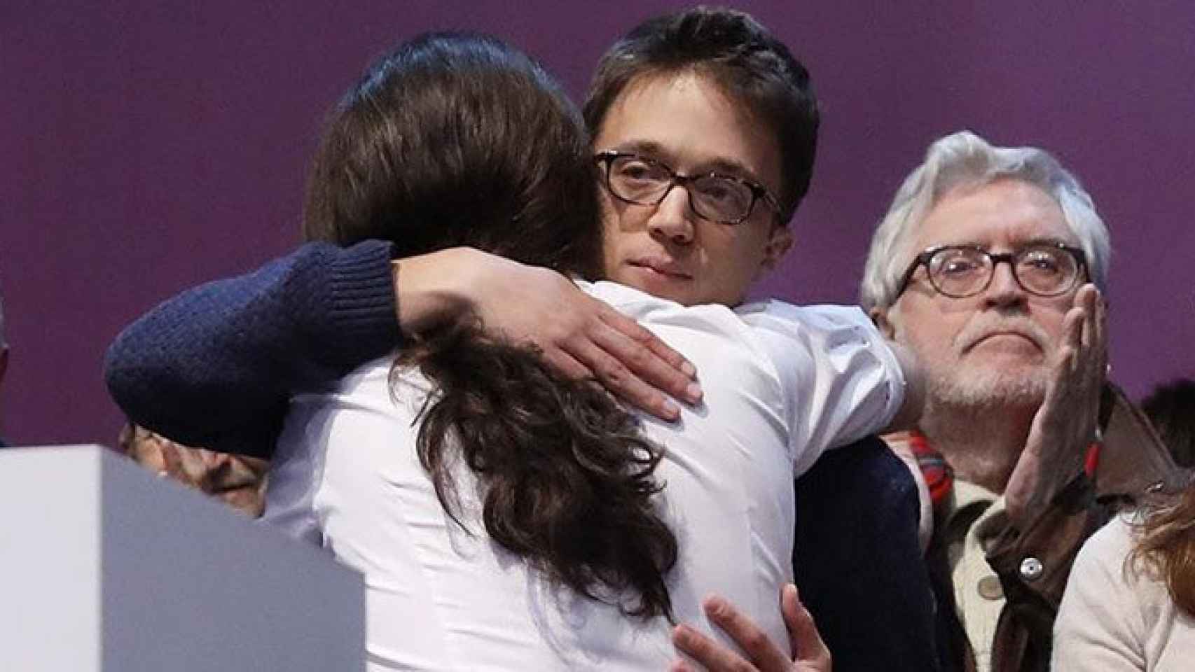 Íñigo Errejón abraza a Pablo Iglesias en la asamblea de Vistalegre II.