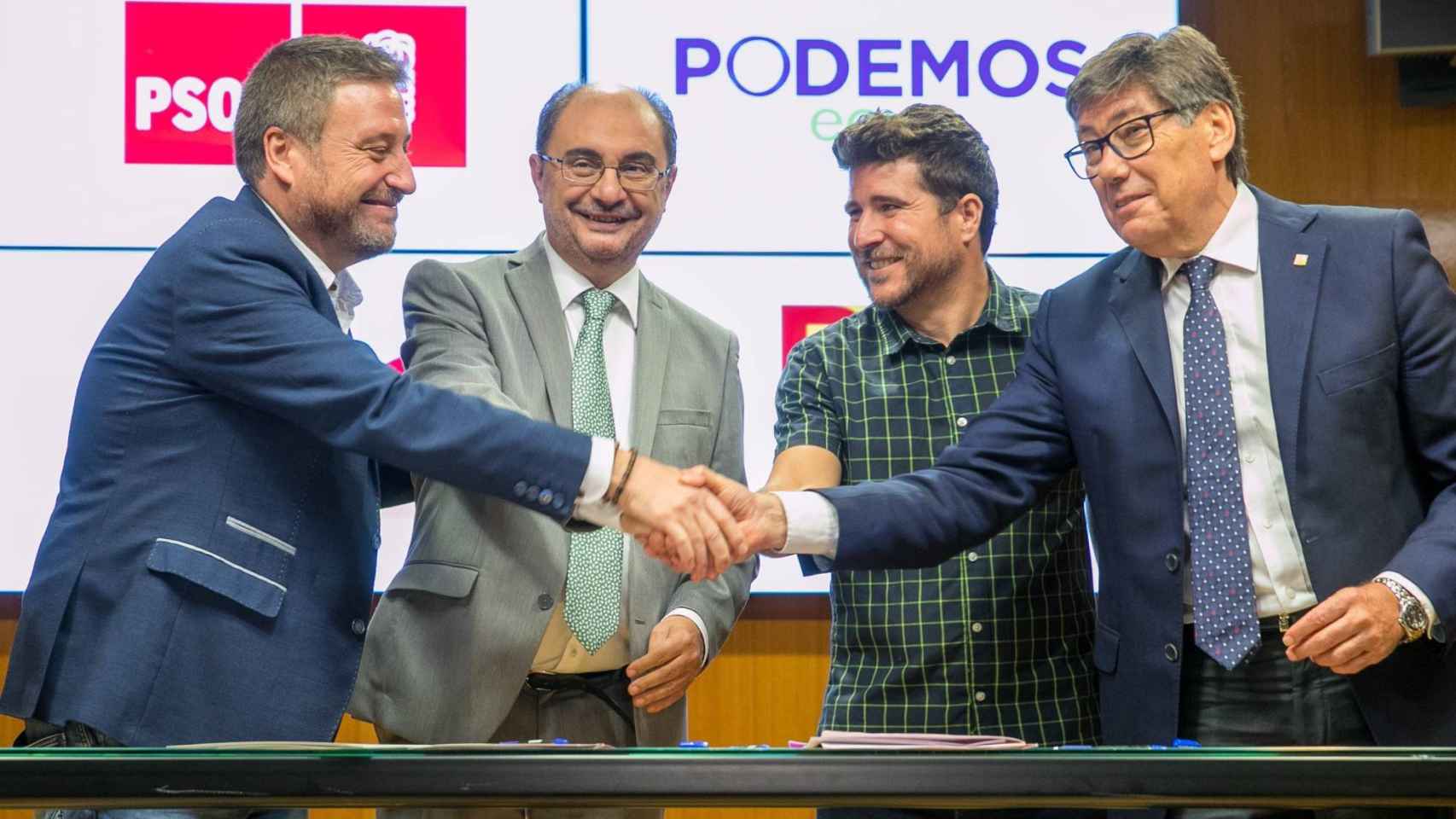 José Luis Soro (CHA), Javier Lambán (PSOE), Nacho Escartín (Podemos) y Arturo Aliaga (PAR), en la firma del acuerdod e Gobierno para Aragón.