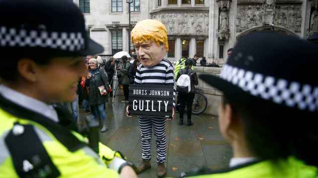 Un manifestante caracterizado como Boris Jonhson ante la Corte Suprema del Reino Unido.