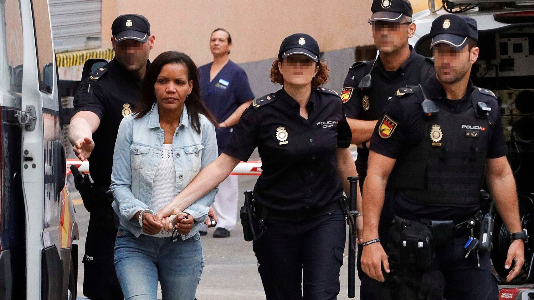 Ana Julia Quezada sale de un furgón policial para acceder a los calabozos de la Audiencia Provincial de Almería.