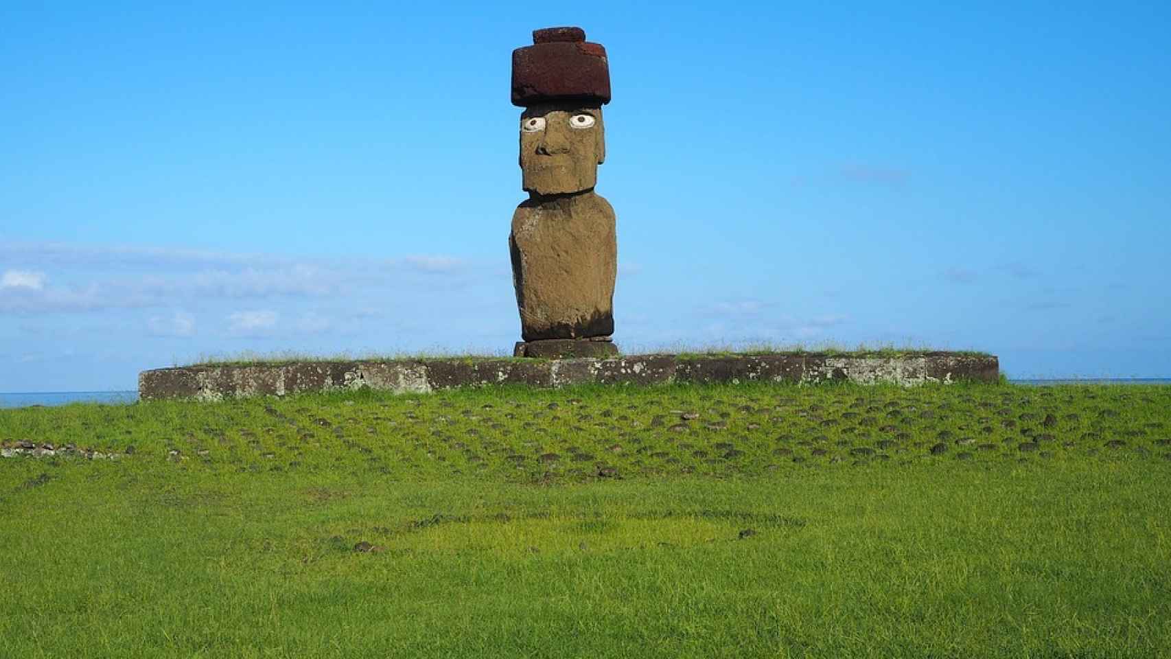 Ahu Ko Te Riku, el único moai con ojos de Rapa Nui y sombrero rojo.