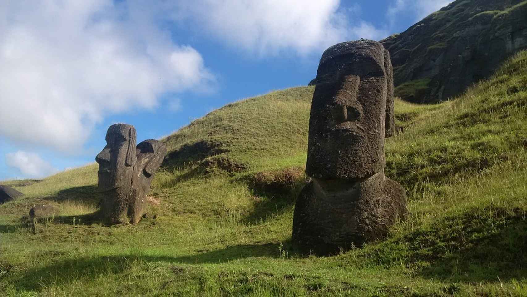 La mayoría de los moai tienen enterrado el cuerpo.