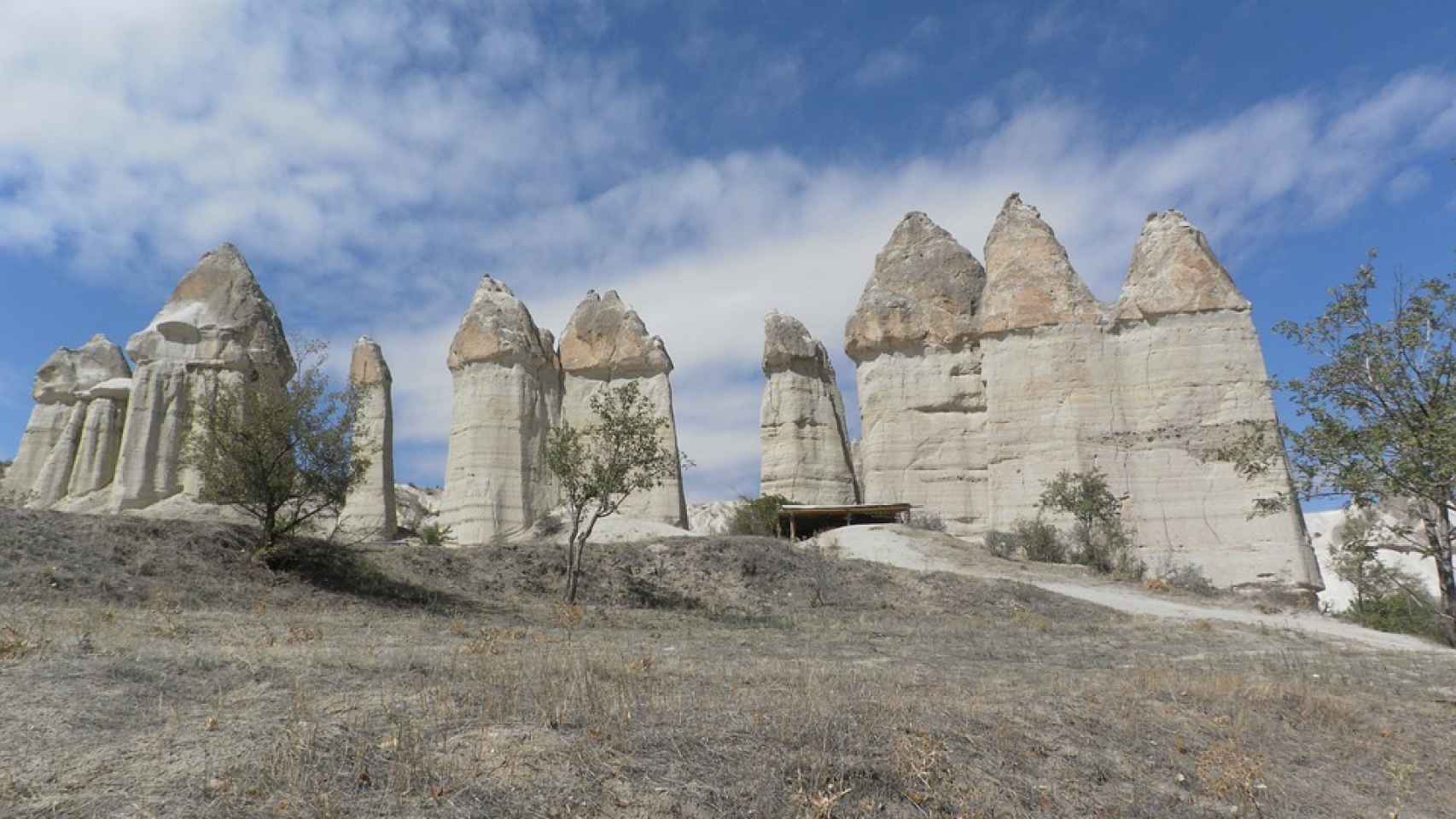 Las chimeneas de las hadas, originales formaciones rocosas que desafían al paso del tiempo.