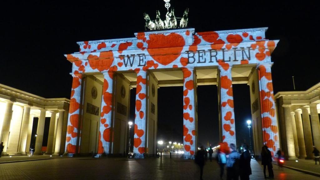 Berlín acoge otro de los maratones más importantes: en la imagen la Puerta de Brandeburgo durante el festival de colores.