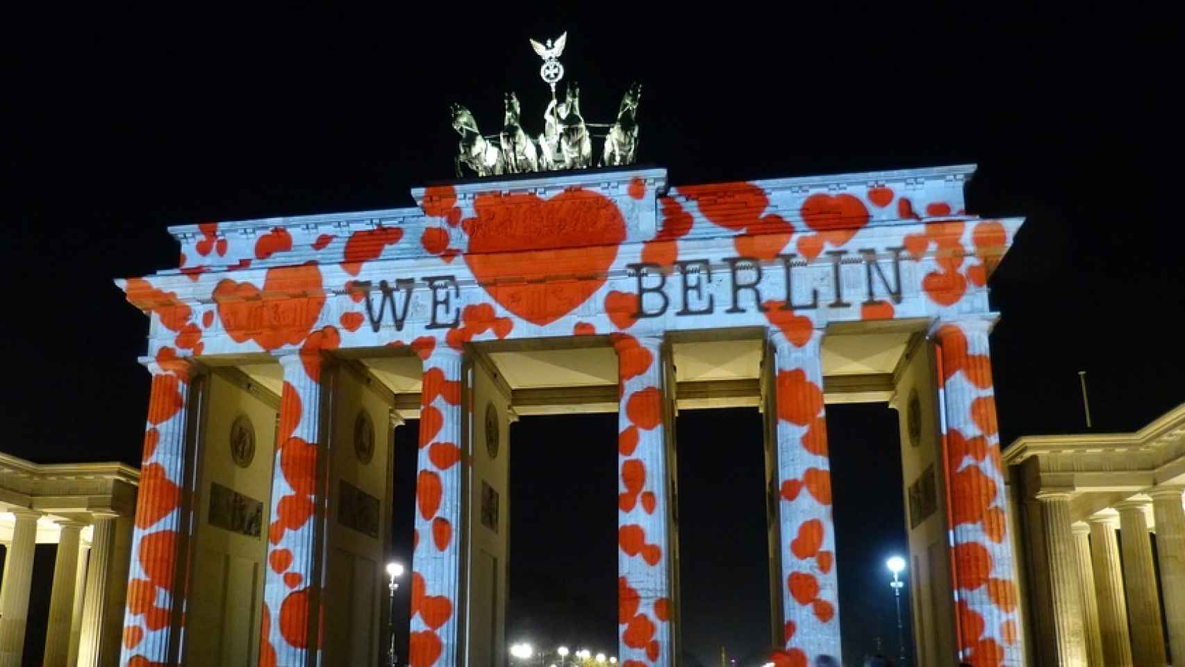Berlín acoge otro de los maratones más importantes: en la imagen la Puerta de Brandeburgo durante el festival de colores.