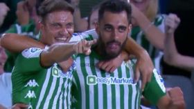 Joaquín y Borja Iglesias celebran un tanto ante el Levante.