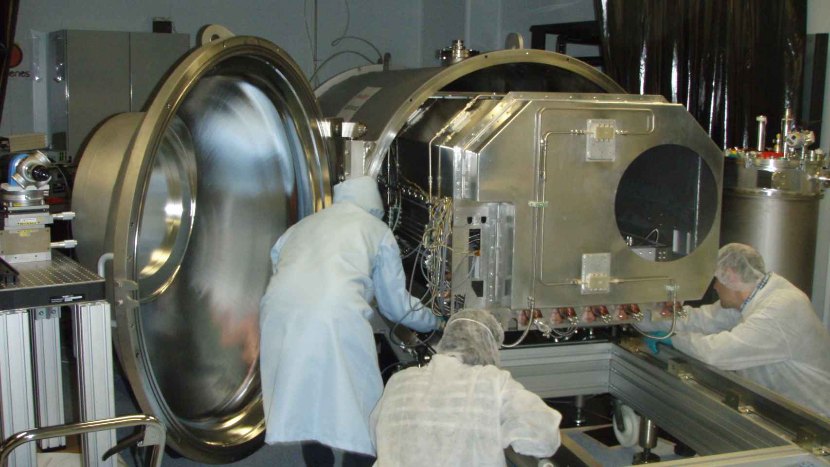 Brazo de infrarrojo cercano. El detector del espectrógrafo tiene que estar en una cámara de vacío criogénica con condiciones estabilizadas de presión y temperatura.
