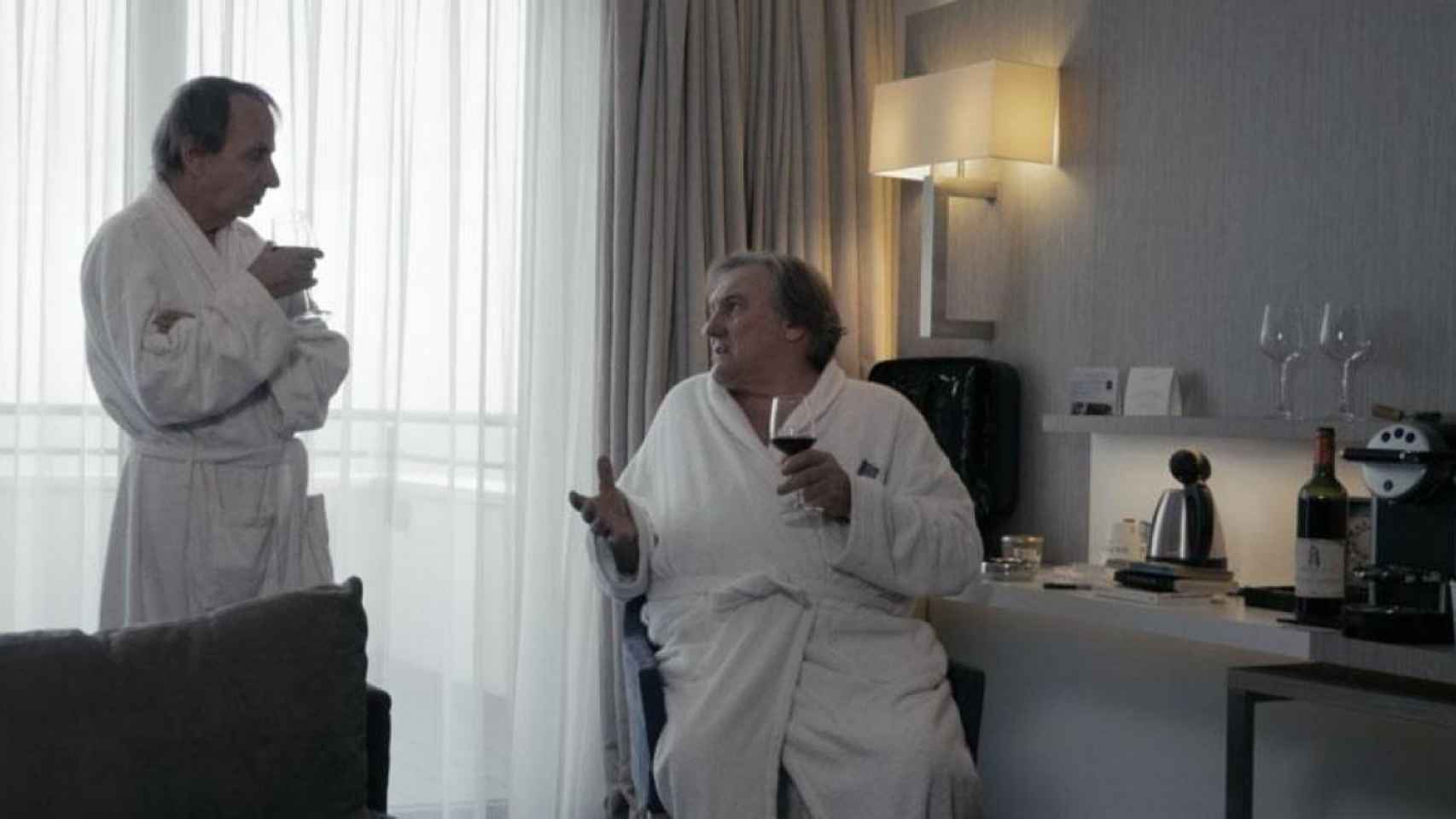 Houellebecq y Depardieu, dos amigos con una copa de vino.