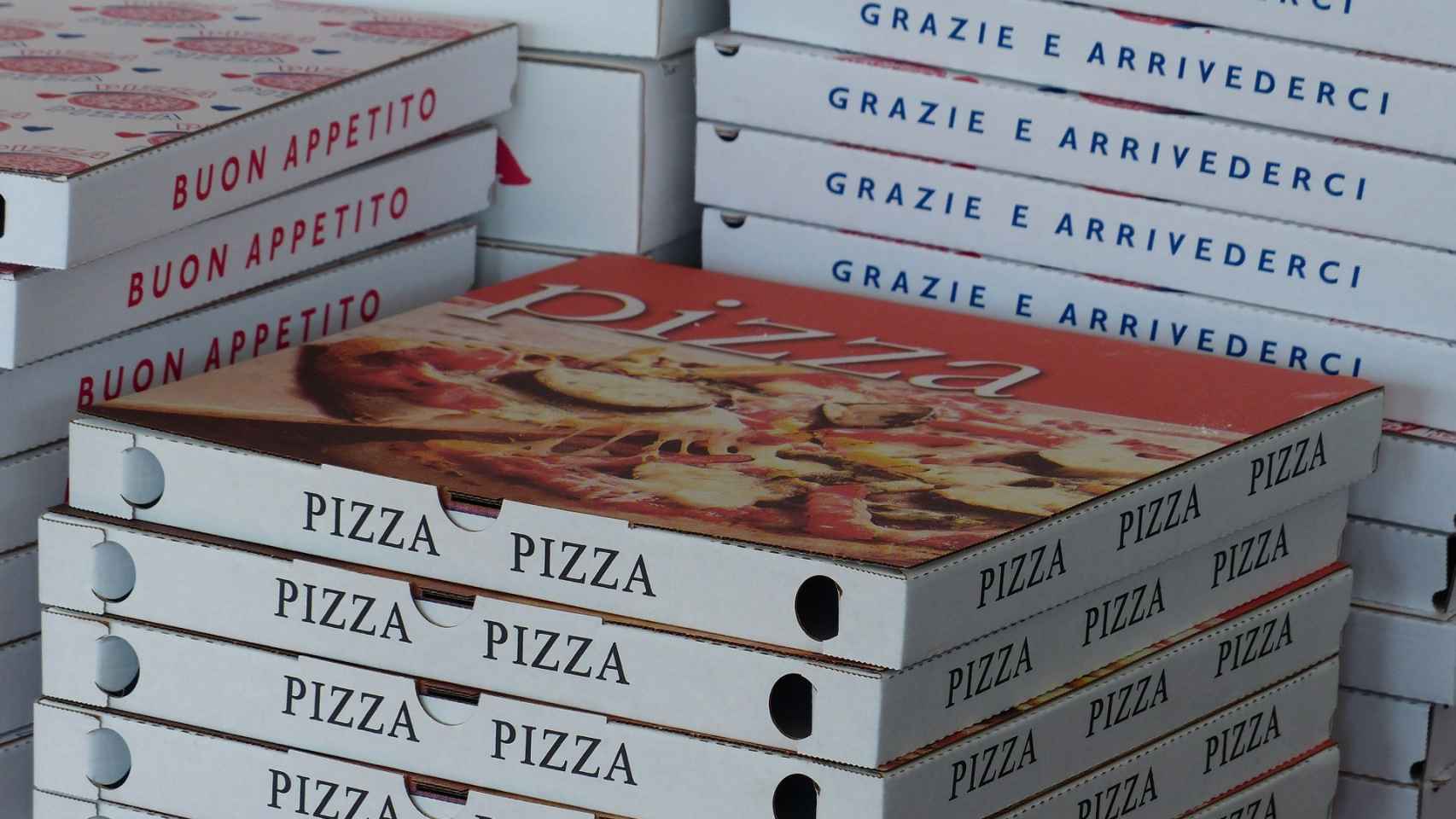 Unas cajas de pizza.