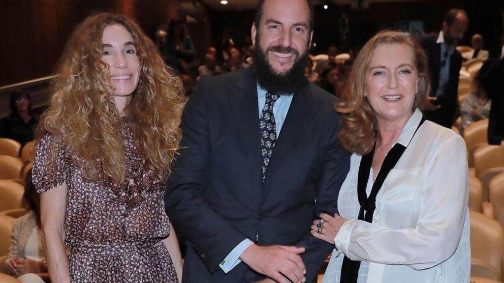 Borja y Blanca Cuesta junto a Francesca Thyssen.