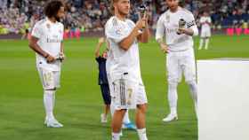 Eden Hazard ofrece su premio del XI FIFPro a la afición del Real Madrid