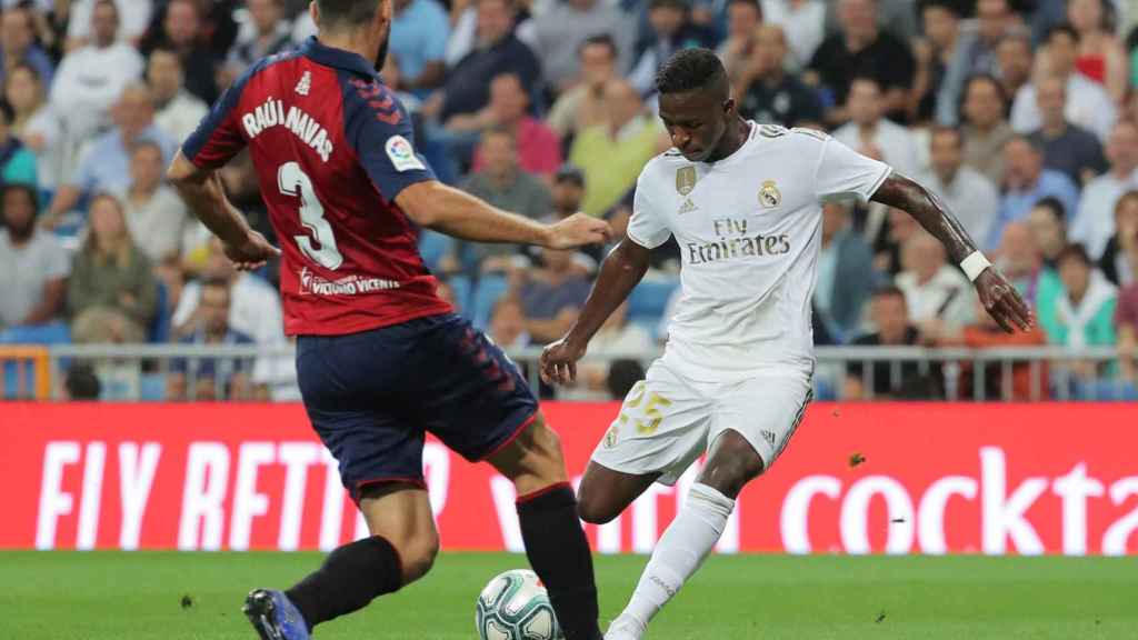 Lanzamiento de Vinicius Júnior que acaba en gol en el Real Madrid - Osasuna