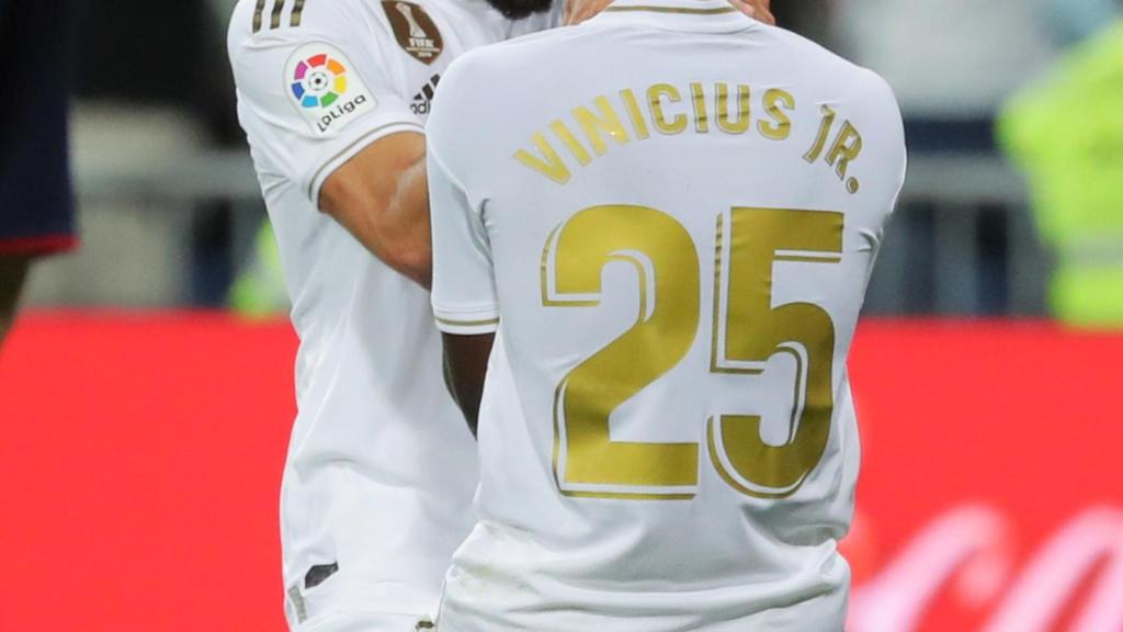 Nacho celebrando y consolando a Vinicius Júnior