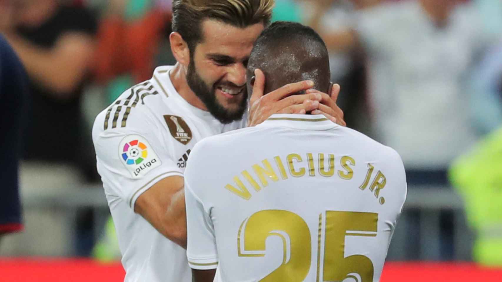 Nacho celebrando y consolando a Vinicius Júnior