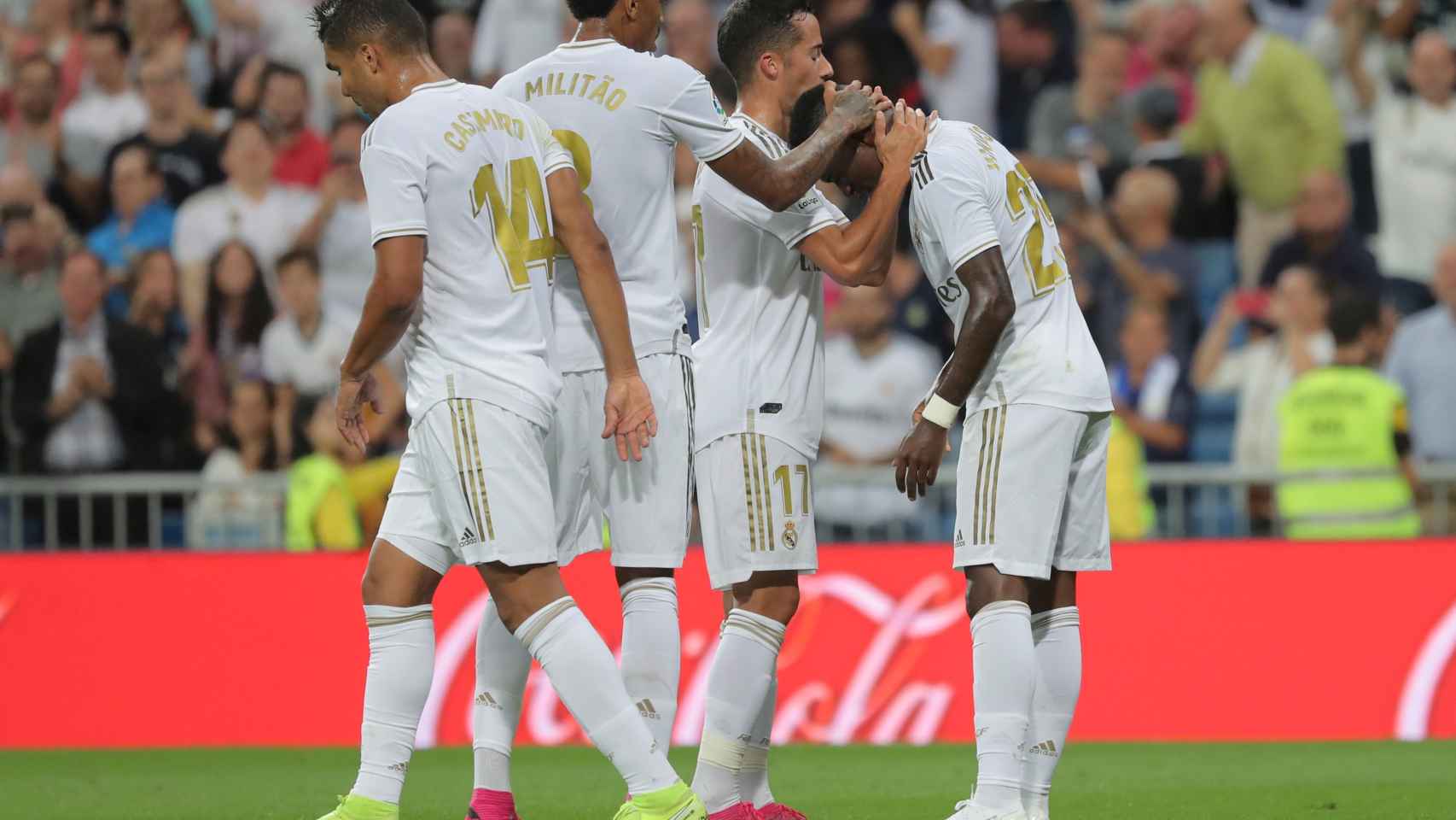 Los jugadores del Real Madrid consuelan a Vinicius Júnior