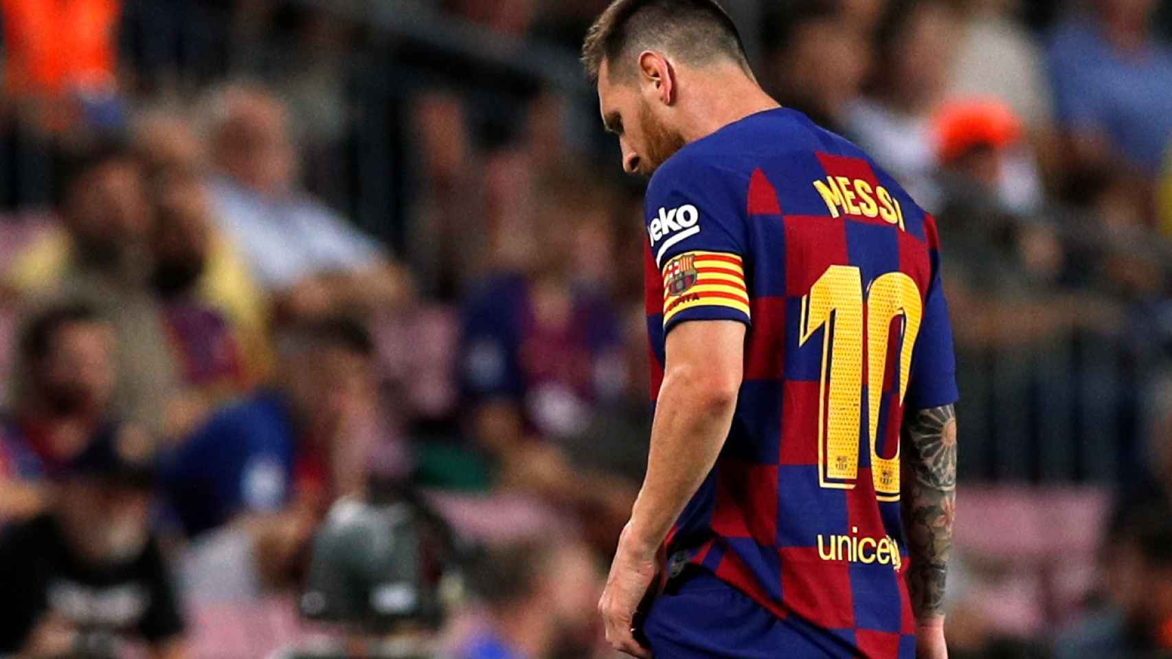Messi sale del campo lesionado durante el Barcelona - Villarreal