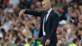 Zidane da órdenes técnicas en la banda del Santiago Bernabéu