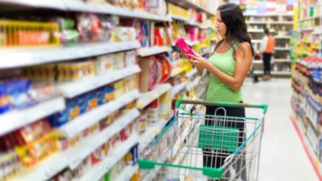 Una mujer haciendo la compra.