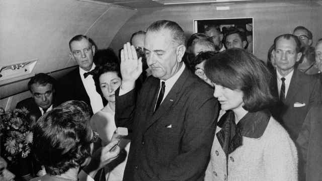 Lyndon B. Johnson prestando juramento como presidente de los Estados Unidos, a bordo del Air Force One, tras el asesinato de John F. Kennedy (22 de noviembre de 1963)
