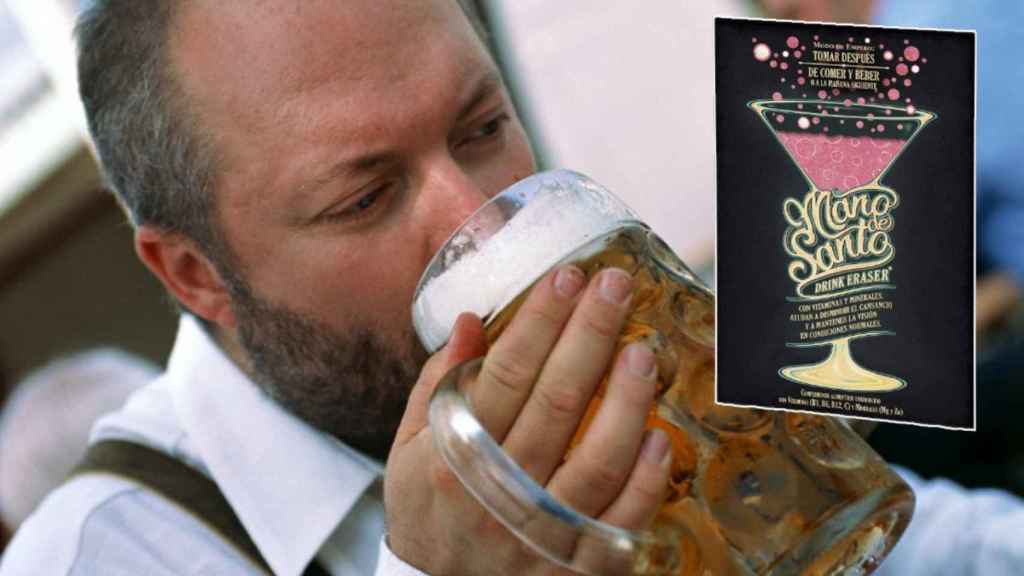 Montaje de un hombre bebiendo cerveza y los famosos polvos para evitar la resaca.