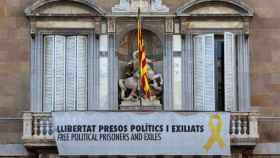 La pancarta 'Libertad presos políticos y exiliados' en el balcón de la Generalitat.