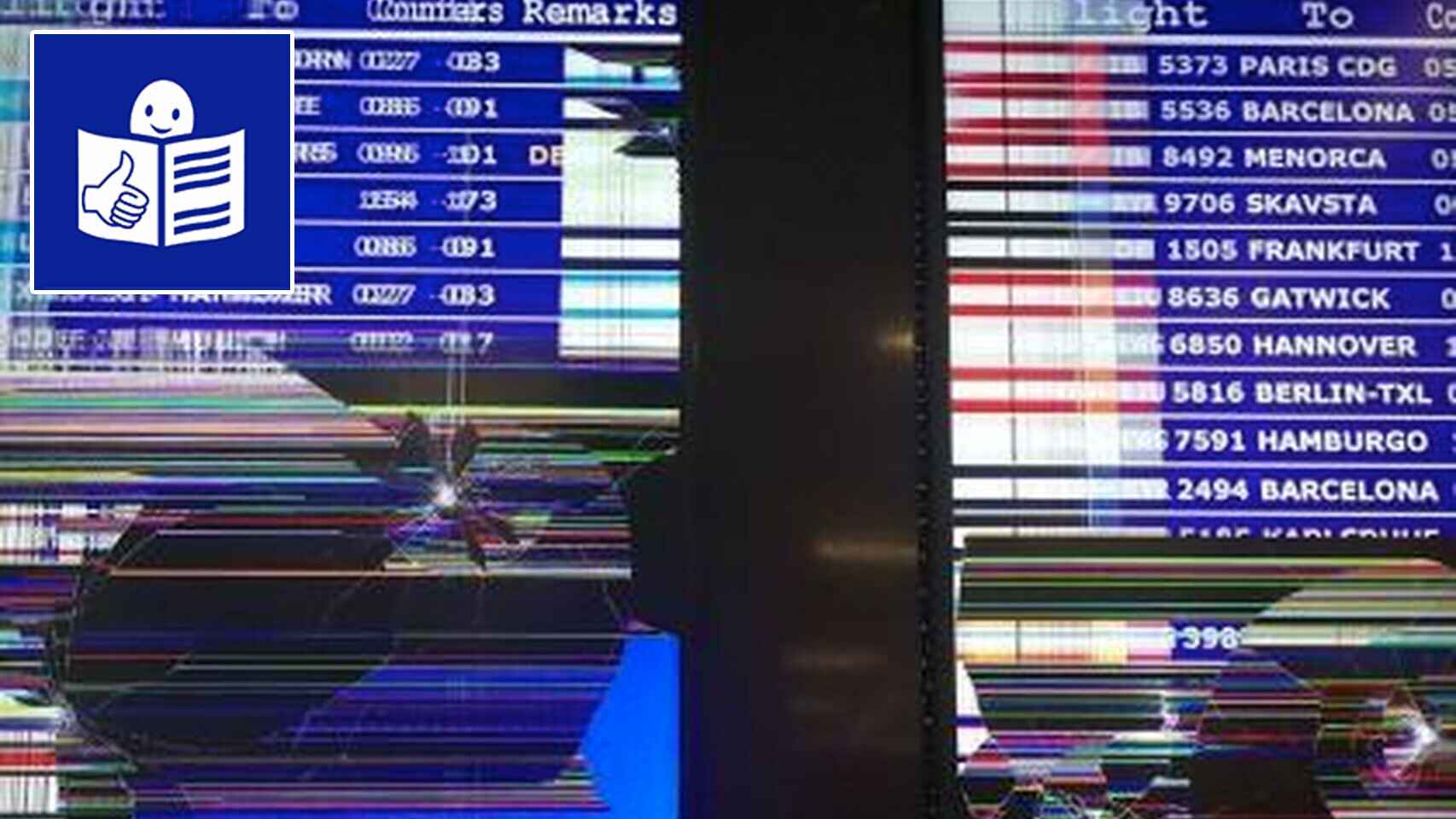 La pasajera destroza las pantallas del aeropuerto.