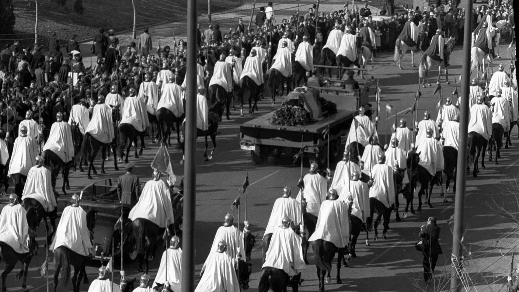 La escolta a caballo del vehículo fúnebre del dictador durante el funeral