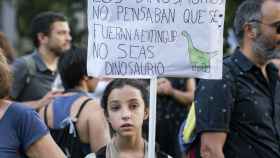 Una joven se manifiesta contra la crisis climática este viernes en Madrid.