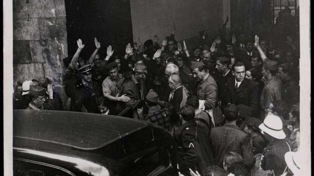 Millán Astray y Unamuno, en el centro, a la salida del acto del paraninfo el 12 de octubre.
