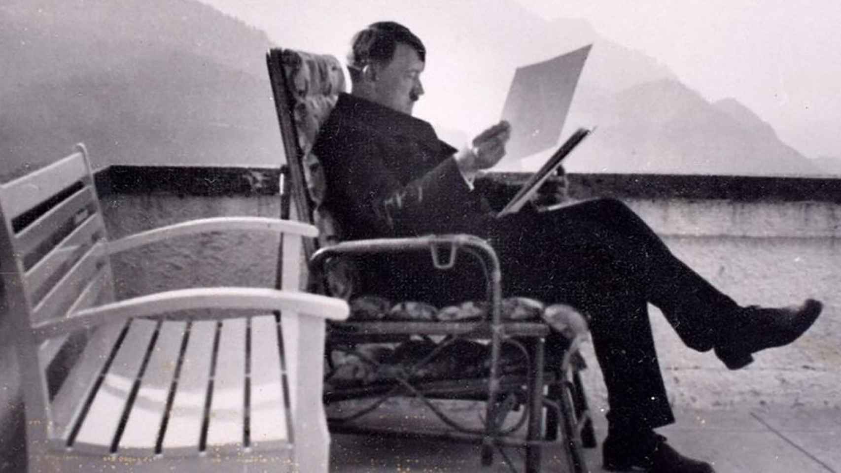 Adolf Hitler, leyendo relajado unos documentos en su casa de Berghof.